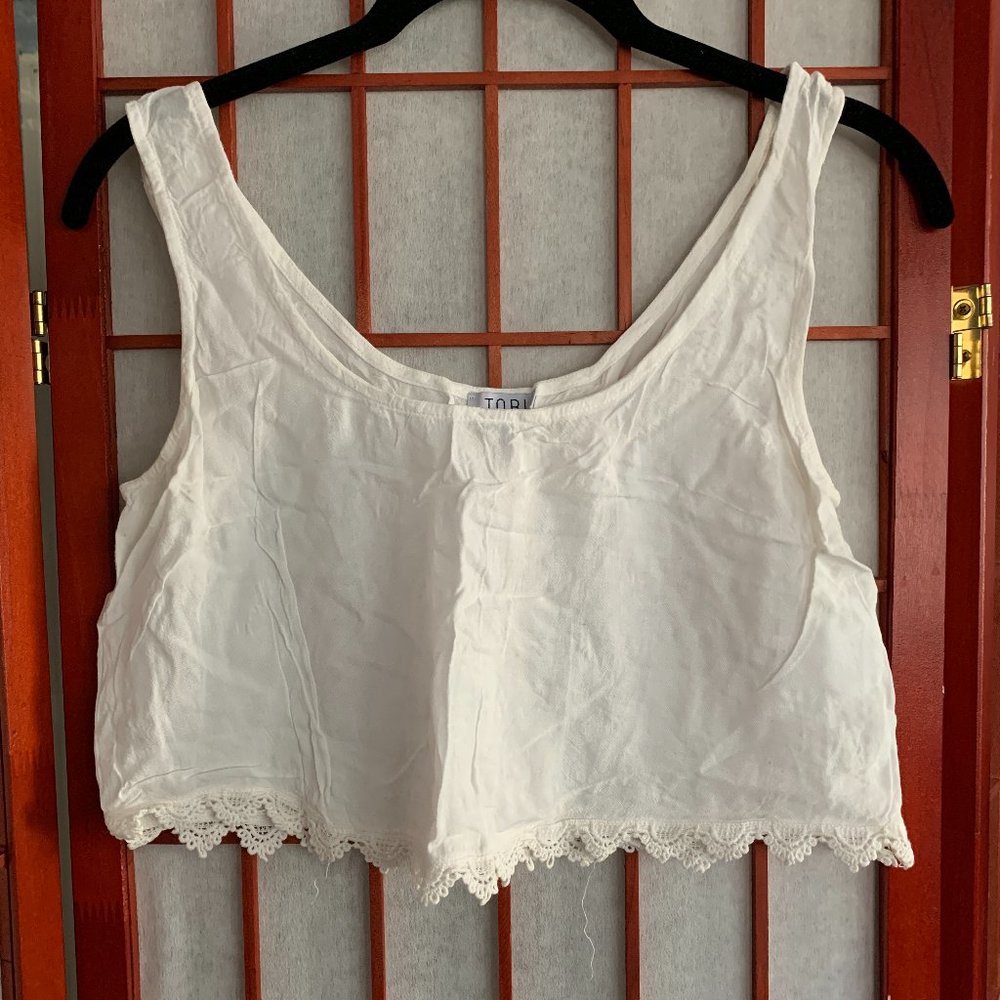 Short crop top with lace hemline
